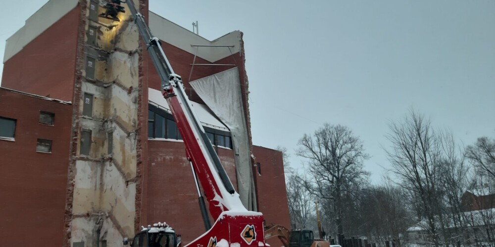 Valmieras drāmas teātrim demontē jumtu, lai tur izveidotu "black box" zāli