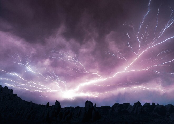 Предупреждение о конце света: рекордная 770-километровая молния вызвала беспокойство экспертов