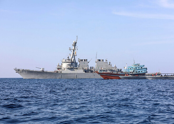 ASV nosūtīs uz AAE karakuģi un iznīcinātājus, lai palīdzētu cīņā ar Jemenas hutiešu nemierniekiem