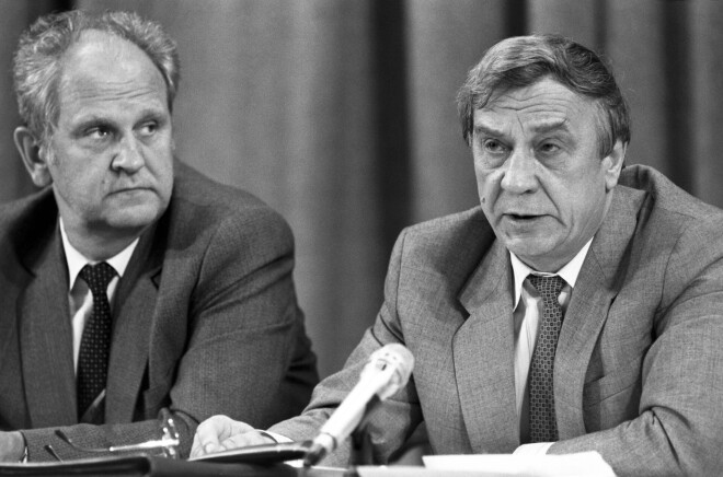 Boriss Pugo (no kreisās) un pučistu vadonis PSRS viceprezidents Genādijs Janajevs 1991. gada 19. augustā preses konferencē Maskavā, kurā paziņo par valsts apvērsumu.