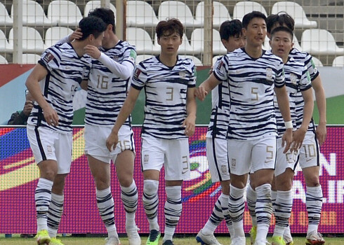 Dienvidkorejas futbolisti kvalificējas Pasaules kausam; Urugvajai un Čīlei svarīgas uzvaras