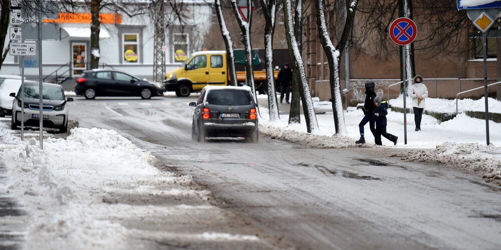 В некоторых местах Латвии затруднено движение из-за снега и обледенения
