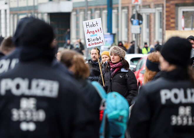 Vācijas labējie ekstrēmisti piedalās Covid-19 protestos citās valstīs