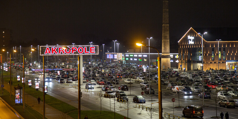 "Akropole" ir iepirkšanās un izklaides centrs Latvijā ar plašu nomnieku klāstu jebkurai gaumei un dažādām dzīves vajadzībām. Te mājo Latvijā vienīgais multizīmolu veikals "Van Graaf", sporta un dzīvesstila preču veikali "Ballzy Ice", "USC" un "adidas Originals". Tieši šeit ir atrodami vislielākie zīmolu "Zara", "Reserved", "Deichmann", "Oysho", "Guess" un "KidzOne" veikali Latvijā. Plašo veikalu klāstu papildina restorāni un kafejnīcas dažādām gaumēm, kinoteātris ar deviņām skatītāju zālēm (tostarp Latvijā pirmo IMAX kino zāli), mūsdienīga fitnesa zāle, plašs un elegants "Maxima" XXX lielveikals.