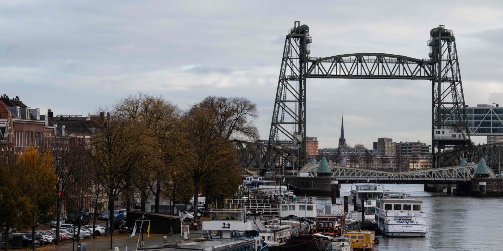 Roterdamā demontēs vēsturisku tiltu, jo Džefa Bezosa jahta ir par lielu, lai tiktu tam cauri