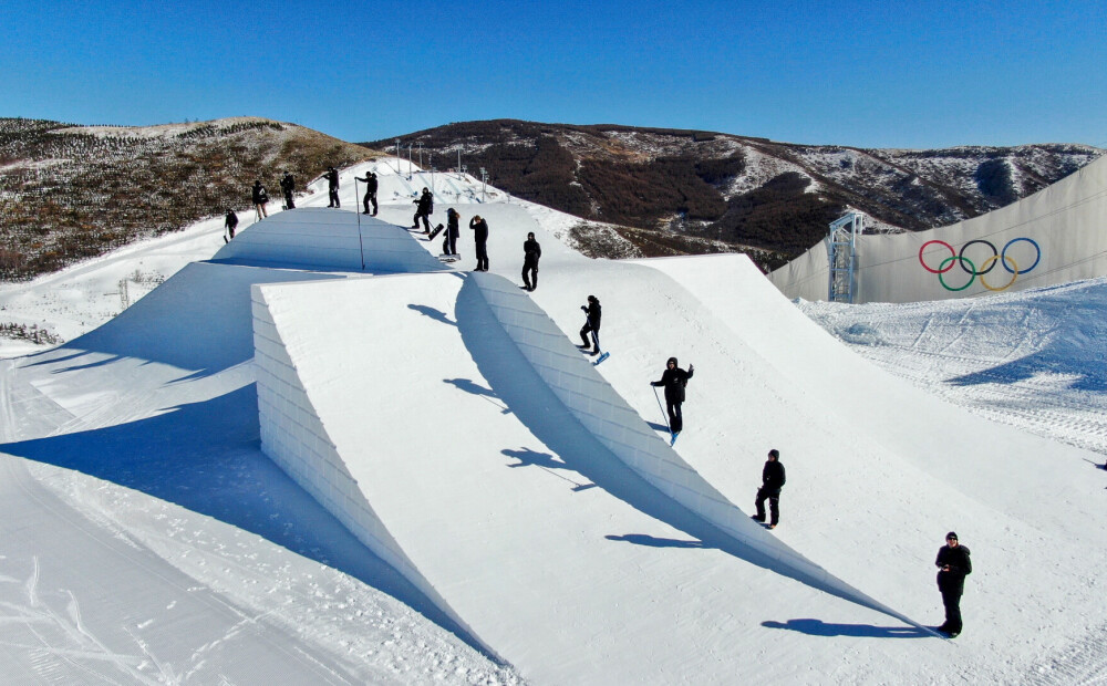FOTO: latvieši izbūvējuši iespaidīgu sniega trasi Pekinas olimpiskajām spēlēm