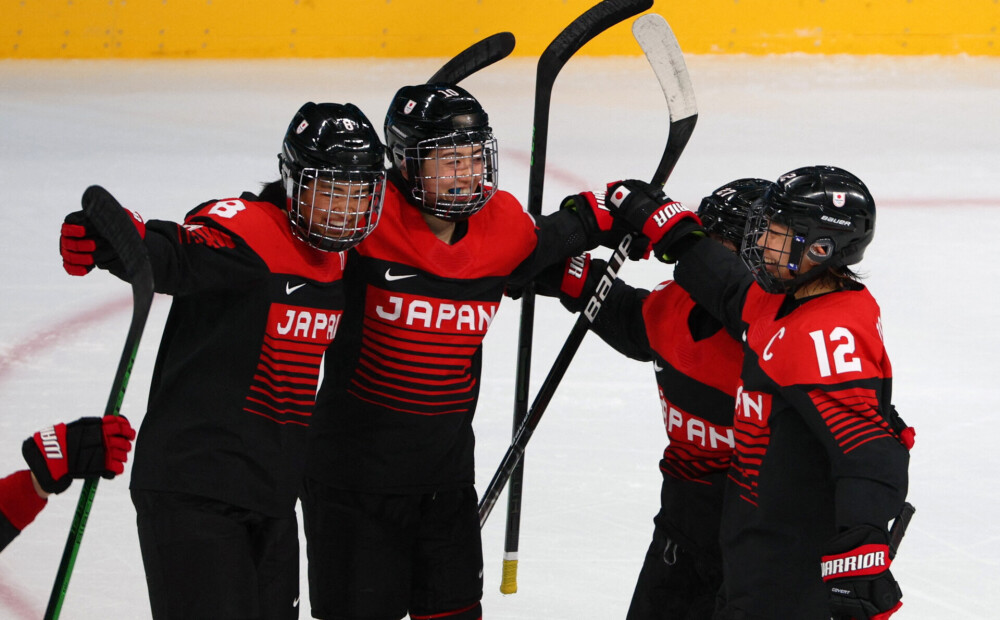 Japānas hokejistes olimpiskā turnīra pirmajā spēlē pārspēj Zviedriju