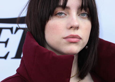 Billija nedzied par puķītēm, sirsniņām, draudzeņu vakariem un citām banalitātēm – tēmām, kas aktuālas daudzu citu jauno dziedātāju repertuārā. Ailišas dziesmās ieskanas eksistenciālas tēmas, draugu pašnāvības un klimata krīze.