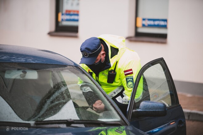 Izvaltas pagastā kāds pamatīgā reibumā esošs autovadītājs mēģina piekukuļot policijas darbiniekus, viņiem dodot 100 eiro.