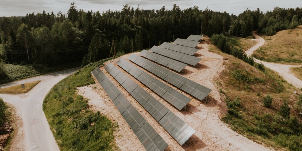 Amatciemā izbūvēta saules paneļu elektrostacija nodrošinās 17% no ciemata elektroenerģijas patēriņa