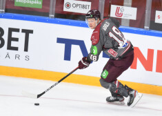 Zināmi divi Latvijas izlases hokejisti, kuri pozitīvu Covid-19 testu dēļ nedrīkst būt kopā ar izlasi