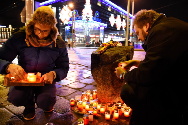 Divas reizes gadā – maija trešajā svētdienā un 1. decembrī – cilvēki pulcējās pie AIDS upuru piemiņas stēlas Rīgā, lai pieminētu aizgājušos.