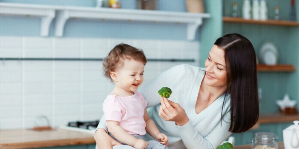 Ja mamma smaida, pat brokoļi ir ēdami! Pētnieki atklājuši, kā bērniem iedot veselīgu ēdienu