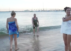 VIDEO: aktieris Imants Strads žilbina antīkā peldtērpā