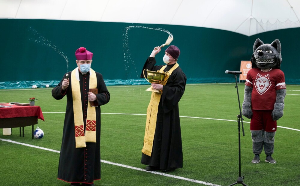 FOTO: ar baznīcas svētību Rēzeknē atklāta Latvijā pirmā piepūšamā futbola halle