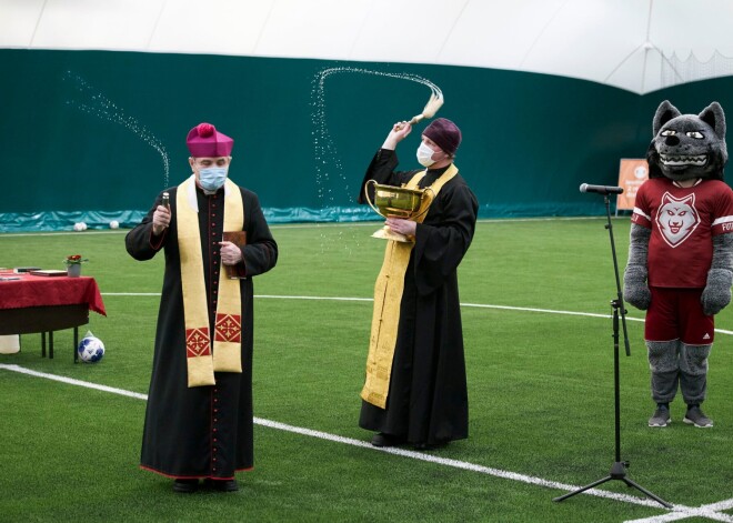 FOTO: ar baznīcas svētību Rēzeknē atklāta Latvijā pirmā piepūšamā futbola halle