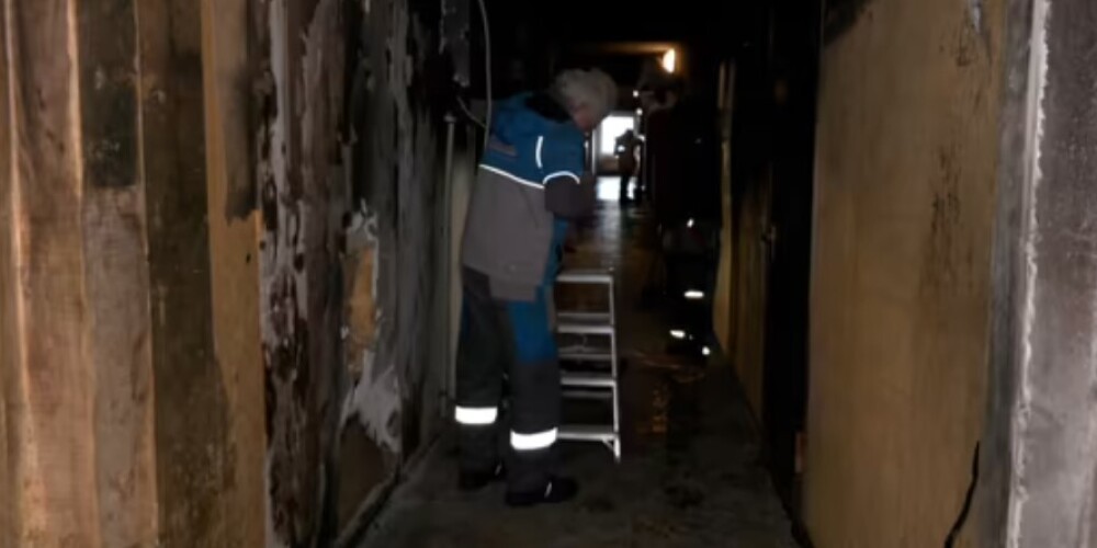 "Я приоткрыла дверь, и как повалил дым черный в квартиру": жильцы дома в Риге пережили страшную ночь