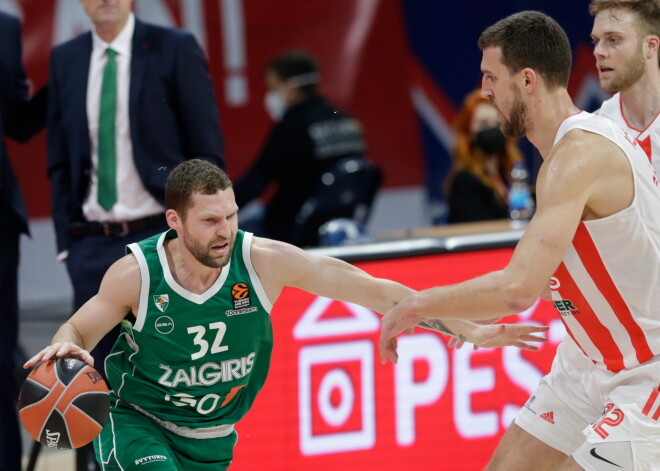 "Žalgiris" bez Strēlnieka pieteikumā cieš zaudējumu Eirolīgā; Kurucam trīs punkti zaudējumā