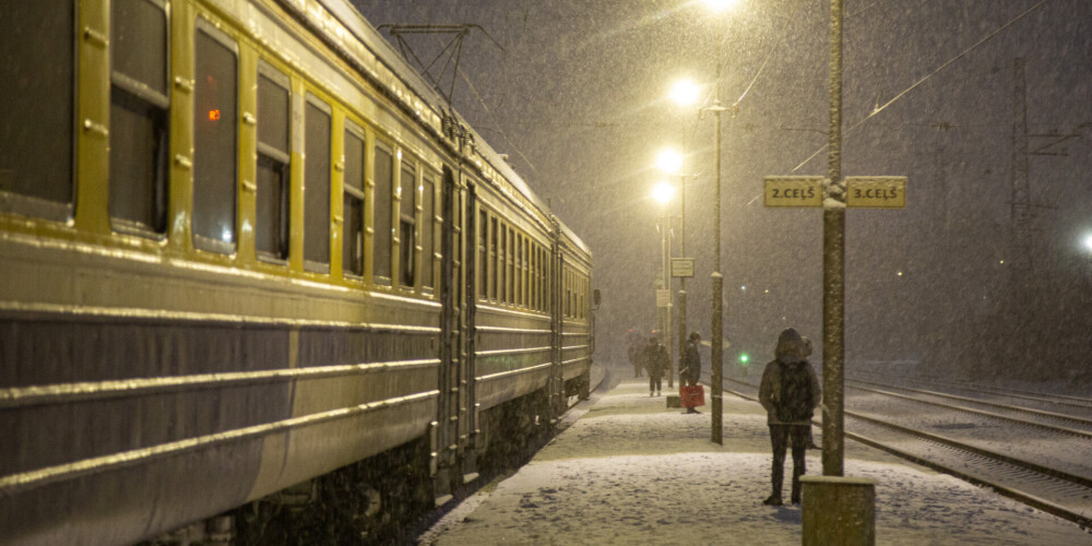 Liepājā tikai naktī ieradies vilciens, kas iestrēga starp Saldu un Skrundu; notikušo plašāk komentē AS "Pasažieru vilciens"