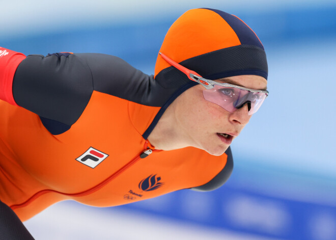 Nīderlandiete Šhautena triumfē 3000 metros ātrslidošanā; sudrabs leģendārās Džinas Lollobridžidas māsas mazmeitai