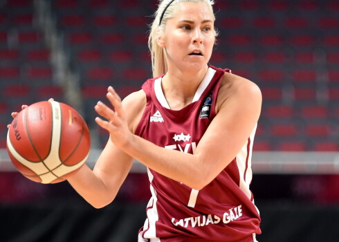 Latvijas sieviešu basketbola izlases spēlētāja Elīna Babkina.