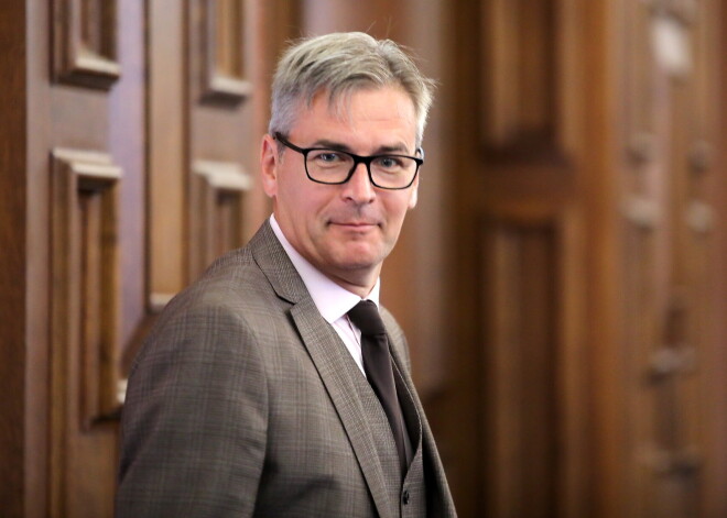 Dombrava sūdzas Ētikas komisijā, ka Bondars apvainojot kolēģus un izdarot spiedienu