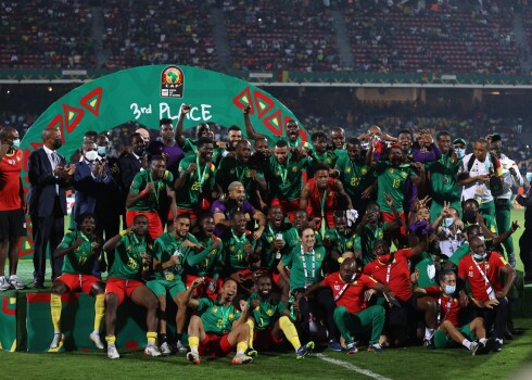 Kamerūnas futbolisti atspēlē trīs vārtu deficītu un izcīna bronzu Āfrikas Nāciju kausā