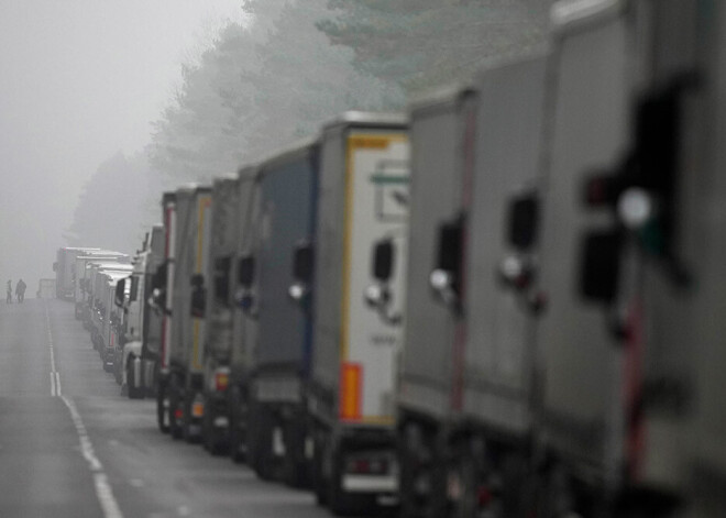 Baltkrievijā pie robežas ar ES valstīm izveidojies kravas auto sastrēgums