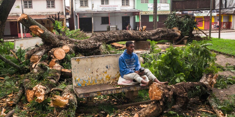 FOTO: ciklons ar vēja brāzmām līdz 230 km/h ciemus Madagaskarā izpostījis kā pēc bombardēšanas