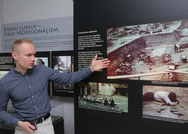 LNVM Jauno un jaunāko laiku vēstures nodaļas vadītājs Imants Cīrulis izrāda fotostāstu par Krāsaino Latviju.