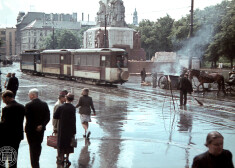 Ādolfa Hitlera alejas un Alfrēda Rozenberga gatves krustojums Rīgā (1943. gads. Fotogrāfs: Aleksandrs Šūmahers).