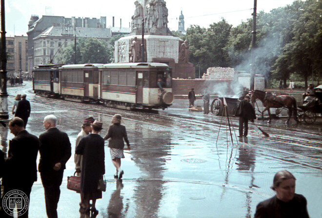 Ādolfa Hitlera alejas un Alfrēda Rozenberga gatves krustojums Rīgā (1943. gads. Fotogrāfs: Aleksandrs Šūmahers).