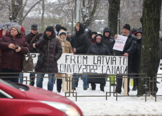 Sanākušajiem līdzi bija plakāti, svilpes, taures, kā arī pārnēsājama, mehāniska, ar roku darbināma sirēna.