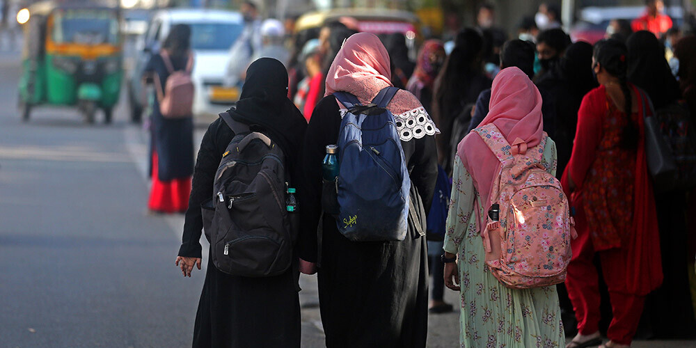 Indijā izcēlušies protesti pret hidžabu aizliegumu skolās