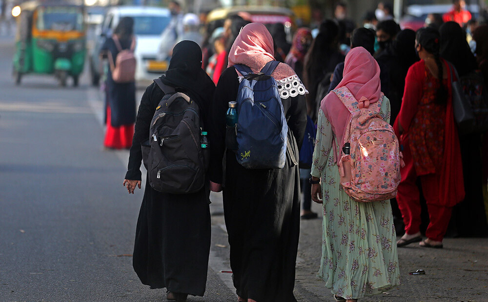 Indijā izcēlušies protesti pret hidžabu aizliegumu skolās
