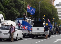 Jaunzēlandē, kur vakcinējusies teju visa valsts, simtiem automašīnu dodas protestā pret Covid-19 ierobežojumiem