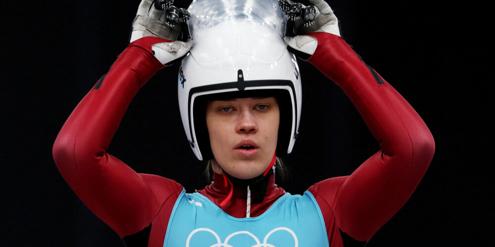 Elīna Ieva Vītola (dzimusi 2000. gada 14. maijā Siguldā) ir latviešu kamaniņu braucēja.Karjera Ar kamaniņu sportu sāka nodarboties 2011. gadā, pirmā trenere bija Arnita Ancēna. Nāciju kausa sacensībās sāka piedalīties 2017.—2018. gada sezonā. Pasaules kausa pamatsacenībās debitēja 2017. gada 3. decembrī ar 21. vietu Altenbergas trasē. Piedalījusies Pekinas olimpiskajās spēleš.