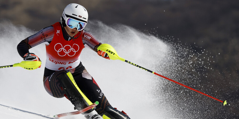 Liene Bondare aizvada slaloma sacensības.