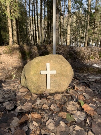 Stompaku purva bunkerbaznīcas vietu līdz šim iezīmēja akmens ar baltu krustu.