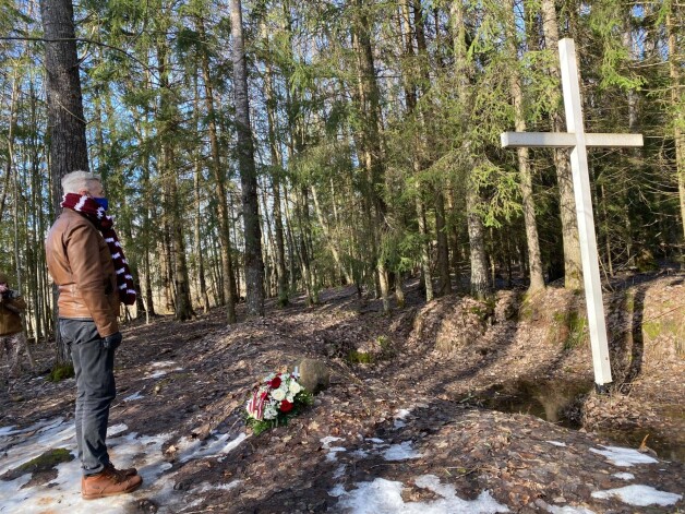 Stompaku purvu baznīcas-bunkura vietu vēl pirms svētvietas rekonstrukcijas apmeklē aizsardzības ministrs Artis Pabriks.