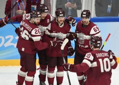 Latvijas hokeja izlase divreiz iemet vairākumā, bet minimāli piekāpjas Zviedrijai