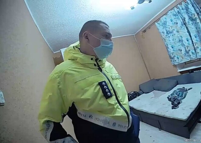 Кровь на стенах, выбитые двери: в Пурвциемсе полиции пришлось изъять из семьи двух детей