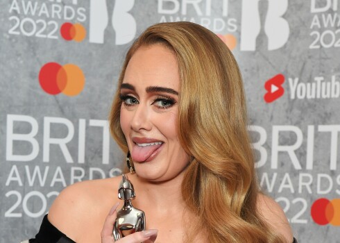 FOTO: krāšņie tērpi "Brit Awards" ceremonijā; Adeles pirkstā iemirdzas saderināšanās gredzens