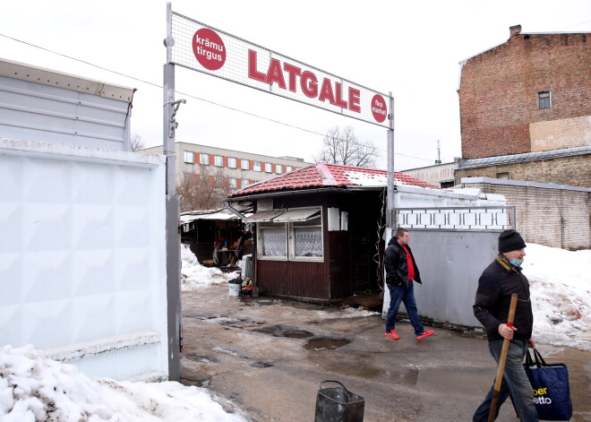 Krāmu tirdziņš "Latgale", kur tiek nojauktas vecās būdiņas ar mērķi tirdziņu modernizēt un ierīkot jaunus stendus.