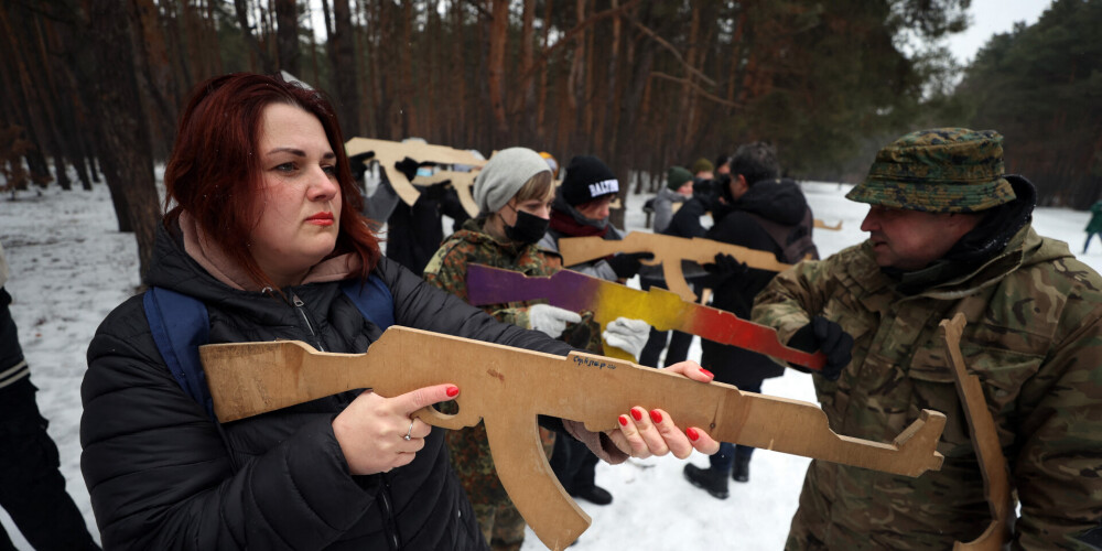 FOTO: Ukrainas civiliedzīvotāji ar koka AK-47 atveidojumiem trenējas iespējamam karam