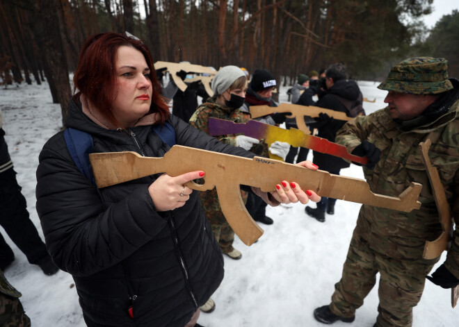 FOTO: Ukrainas civiliedzīvotāji ar koka AK-47 atveidojumiem trenējas iespējamam karam