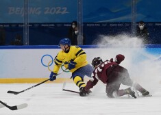 Hokejs vai futbols? Viens no spilgtākajiem Latvijas un Zviedrijas spēles momentiem