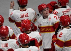 Ķīnas hokeja izlase olimpiskajā turnīrā debitē ar smagu sagrāvi