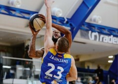 "Ventspils" vienībā 16 punktus guva Kristaps Mediss, 15 - Linards Jaunzems (attēlā), 14 - Rodrigo Būmeisters, bet 13 punktus, astoņas atlēkušās bumbas un divus bloķētus metienus sakrāja Deniss Krestiņins.