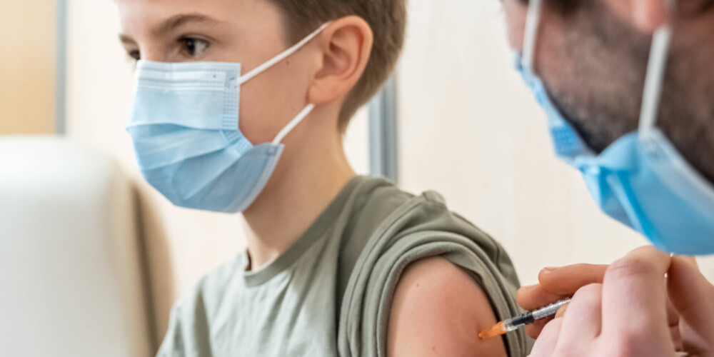 Bērnu un pusaudžu vakcinācija Latvijā norit ļoti lēni